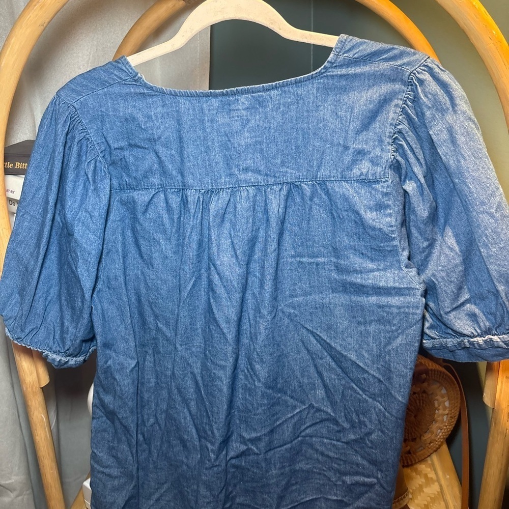 Draper James Heidi V Neck‎ Top In Chambray- Puff Sleeve Blouse - Picture 4 of 6